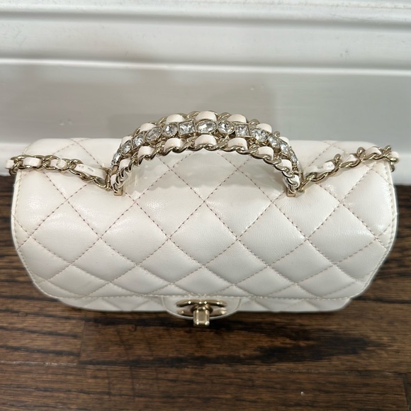 Selling a RARE Chanel Mini Rectangle Crystal Handle in WHITE LAMBSKIN - Picture 4 of 16